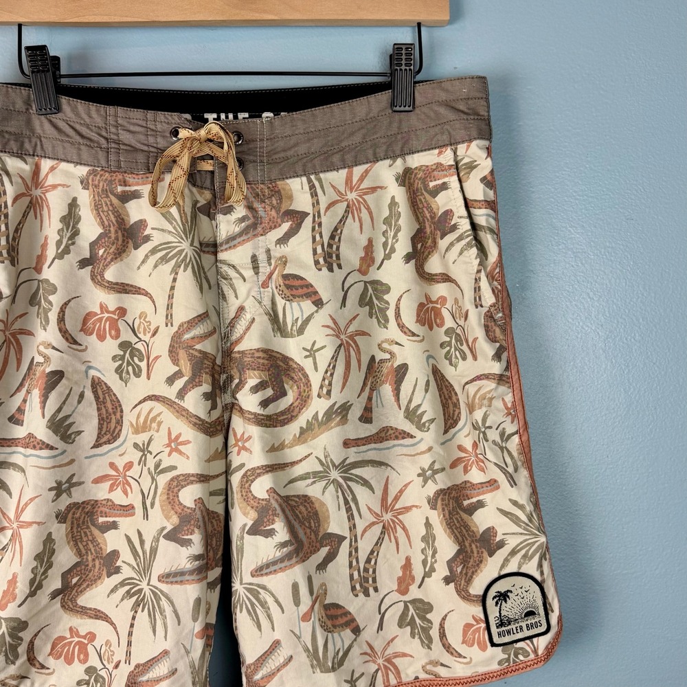 Howler Bros Bruja 8" Board Shorts Mens 33 Tan Alligator Tropical Hybrid Pockets